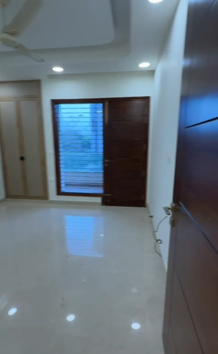 Room, parklands 3 Bedroom 250 Sq.Yd. Builder Floor In Sector 85 Faridabad 8981528