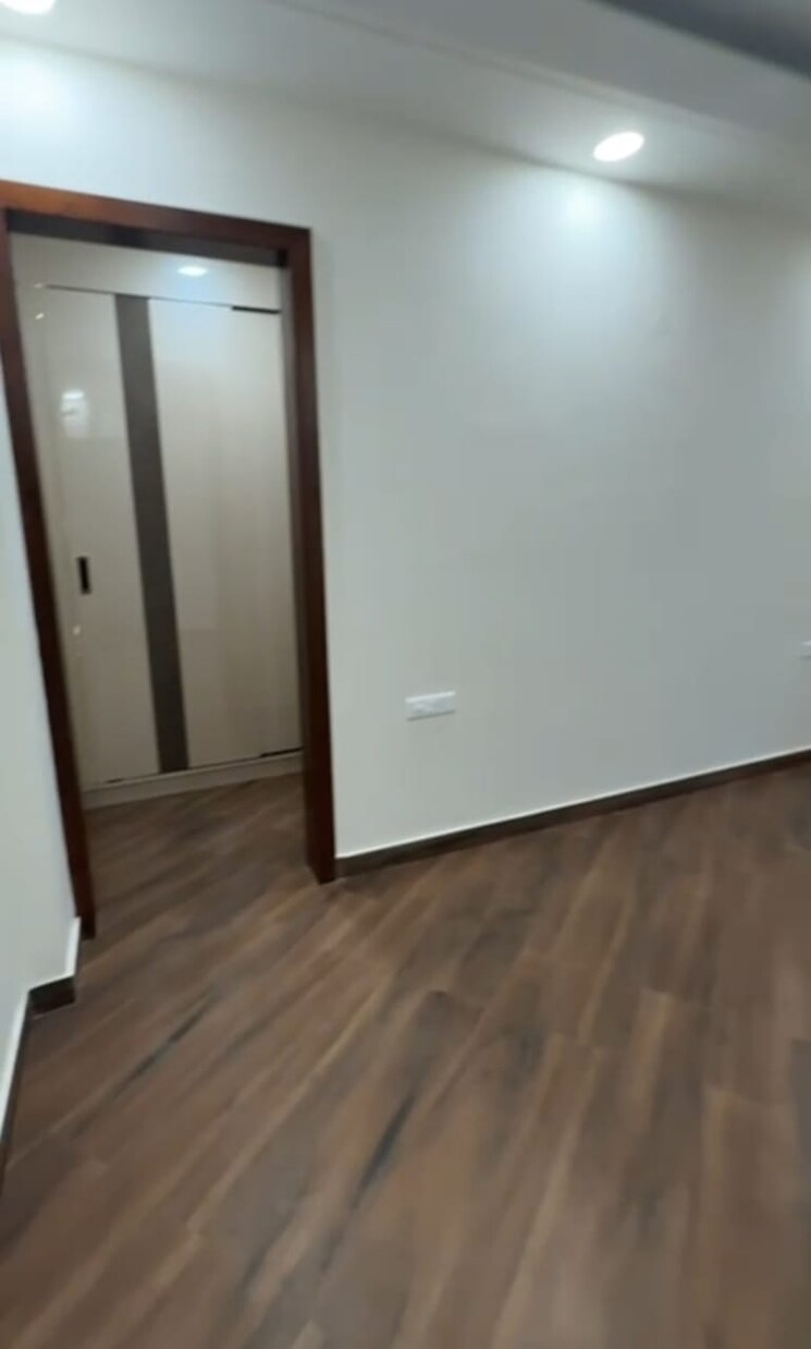 Room, parklands 3 Bedroom 250 Sq.Yd. Builder Floor In Sector 85 Faridabad 8981528