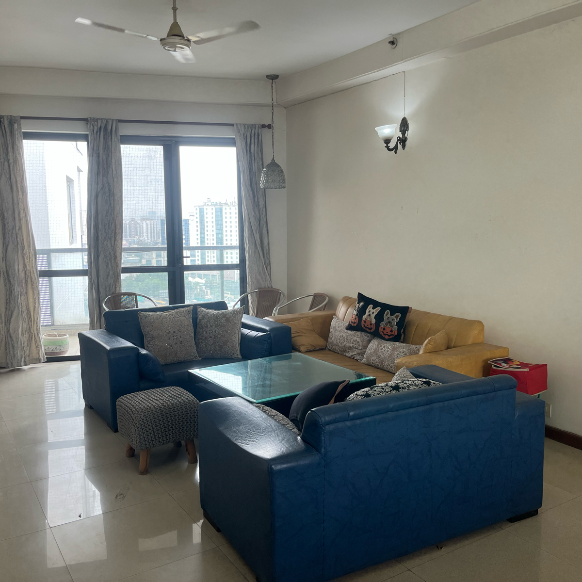 3 BHK + Servant Room Apartment For Rent in Unitech Uniworld Gardens