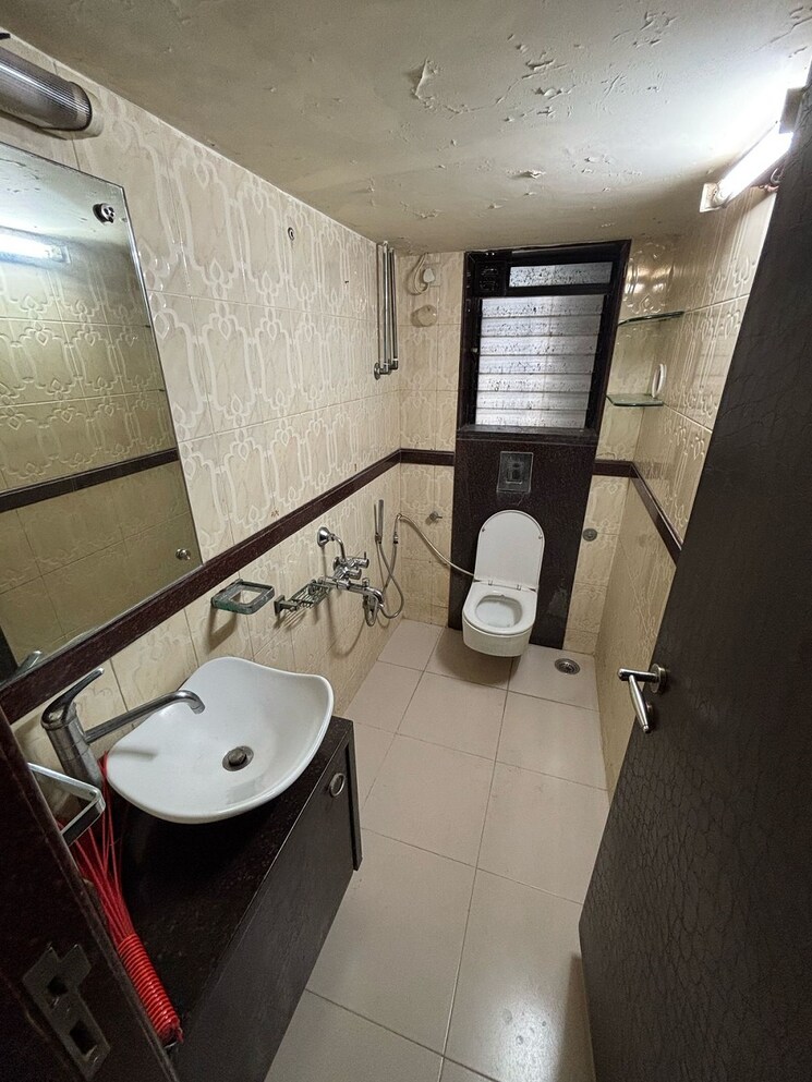 Bathroom, santacruz west 3 Bedroom 1200 Sq.Ft. Apartment In Santacruz West Mumbai 8981637