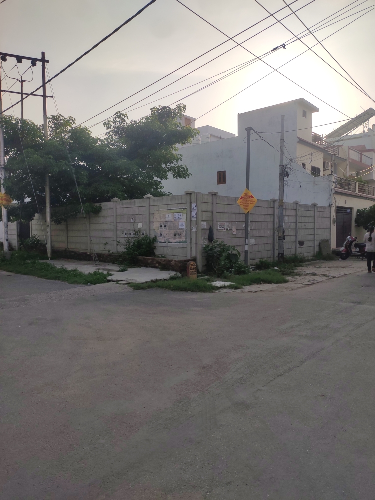 Plot For Sale in Aliganj