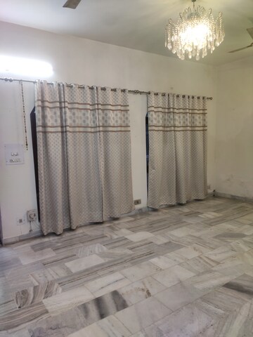 Room in 5 BHK Independent House at Aliganj – for Rent