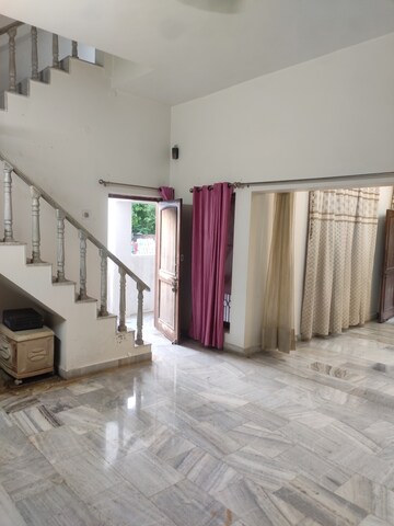Room in 5 BHK Independent House at Aliganj – for Rent