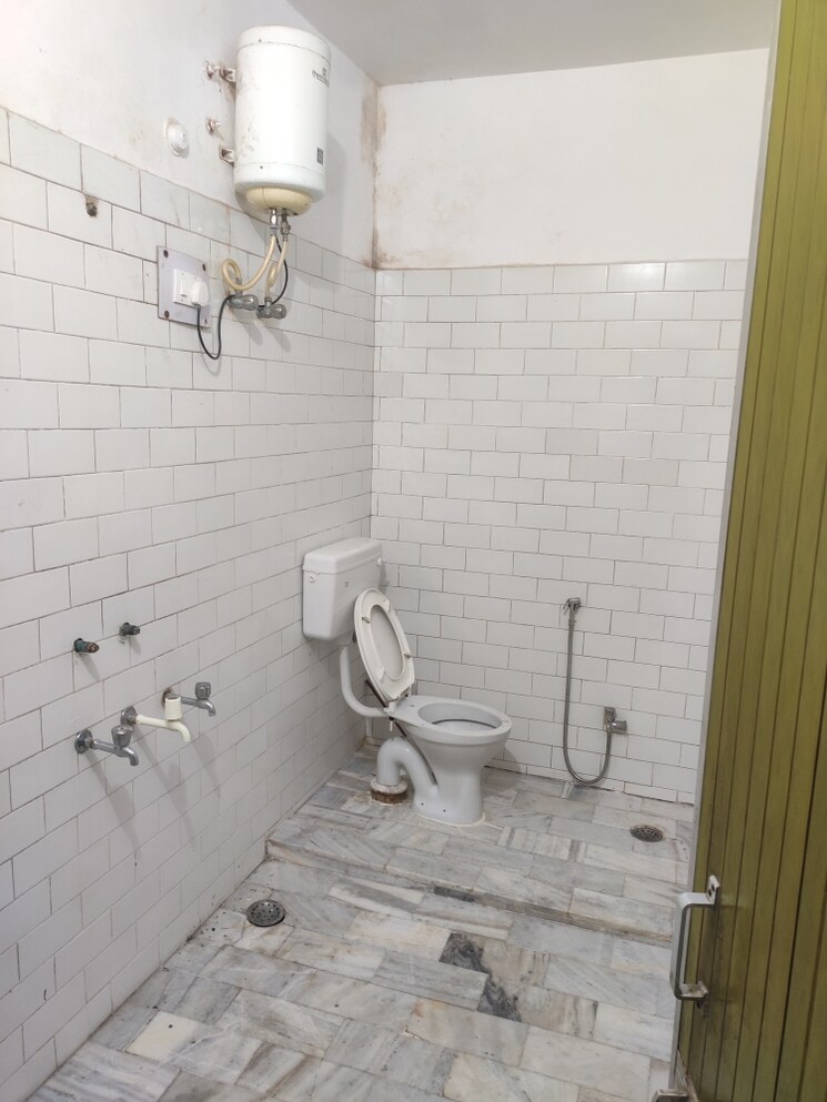 Bathroom, aliganj 5 Bedroom 2152 Sq.Ft. Independent House In Aliganj Lucknow 8981769