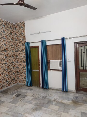 Room in 5 BHK Independent House at Aliganj – for Rent