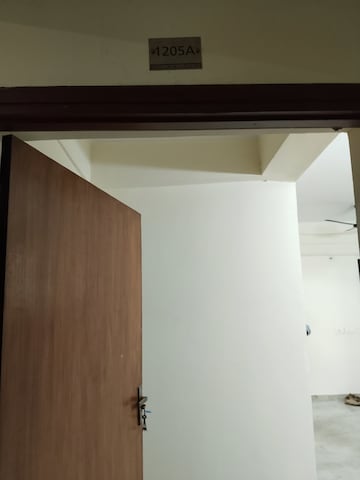 Room in 2.5 BHK Apartment at Amrapali Leisure Park, Amrapali Leisure Valley – for Rent