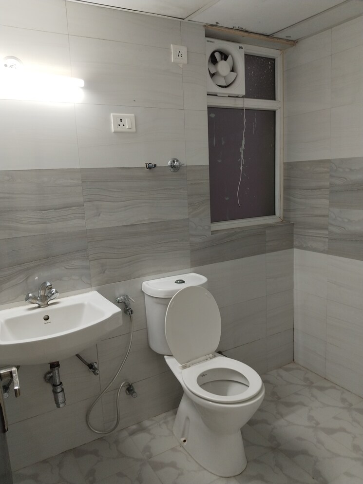 Bathroom, amrapali-leisure-park 2.5 Bedroom 955 Sq.Ft. Apartment In Amrapali Leisure Valley Greater Noida 8981770