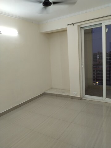 Room in 2.5 BHK Apartment at Amrapali Leisure Park, Amrapali Leisure Valley – for Rent
