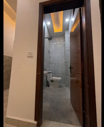 Building Lobby in 3 BHK Builder Floor at Sector 32 – for Rent