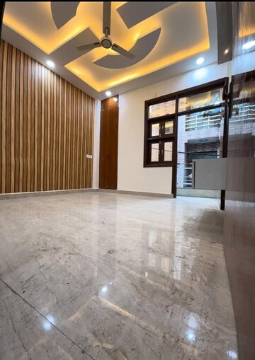 Room in 3 BHK Builder Floor at Sector 32 – for Rent