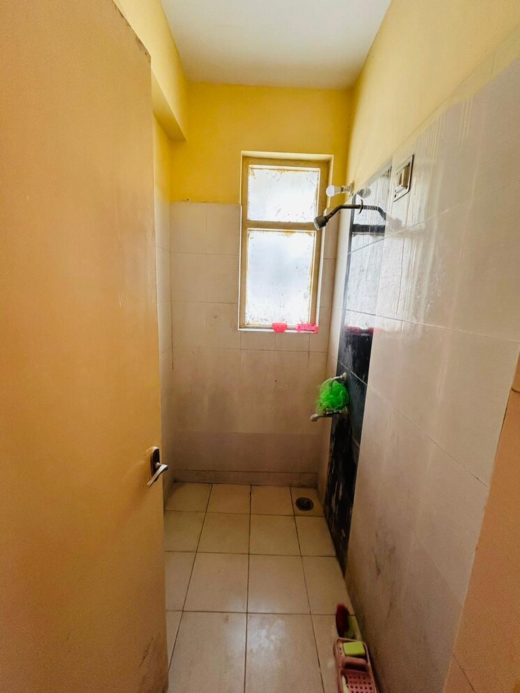 Bathroom, paras-quartier 4 Bedroom 6000 Sq.Ft. Apartment In Gwal Pahari Gurgaon 8982011