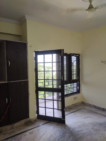 Room in 2.5 BHK Builder Floor at Aliganj – for Rent