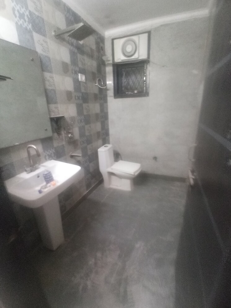 Bathroom, malviya nagar 3 Bedroom 125 Sq.Yd. Builder Floor In Malviya Nagar Delhi 8982061