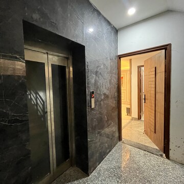 Lift in 3 BHK Apartment at OM Builder Floors, Sector 43 – for Sale