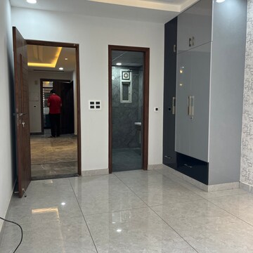 Room in 3 BHK Apartment at OM Builder Floors, Sector 43 – for Sale
