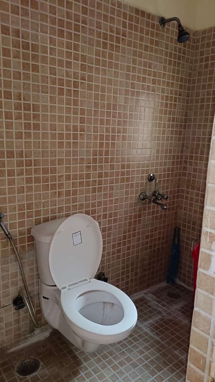 Bathroom, logix-blossom-county 4 Bedroom 2495 Sq.Ft. Apartment In Sector 137 Noida 8979594