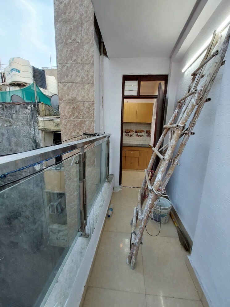 Balcony, panchsheel vihar 2 Bedroom 100 Sq.Yd. Builder Floor In Panchsheel Vihar Delhi 8982305
