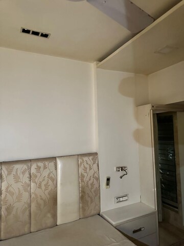 Room in 3 BHK Apartment at Akshay Girikunj, Andheri West – for Rent
