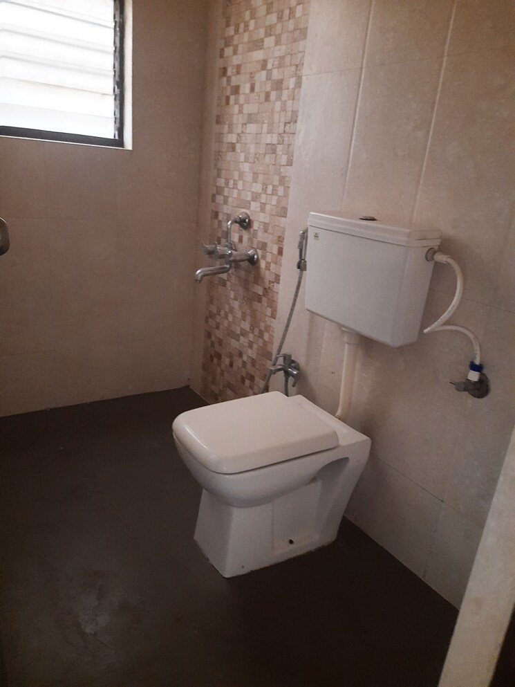Bathroom, riswadkar-prestige-panorama 3 Bedroom 1300 Sq.Ft. Apartment In Mundhwa Pune 8982385