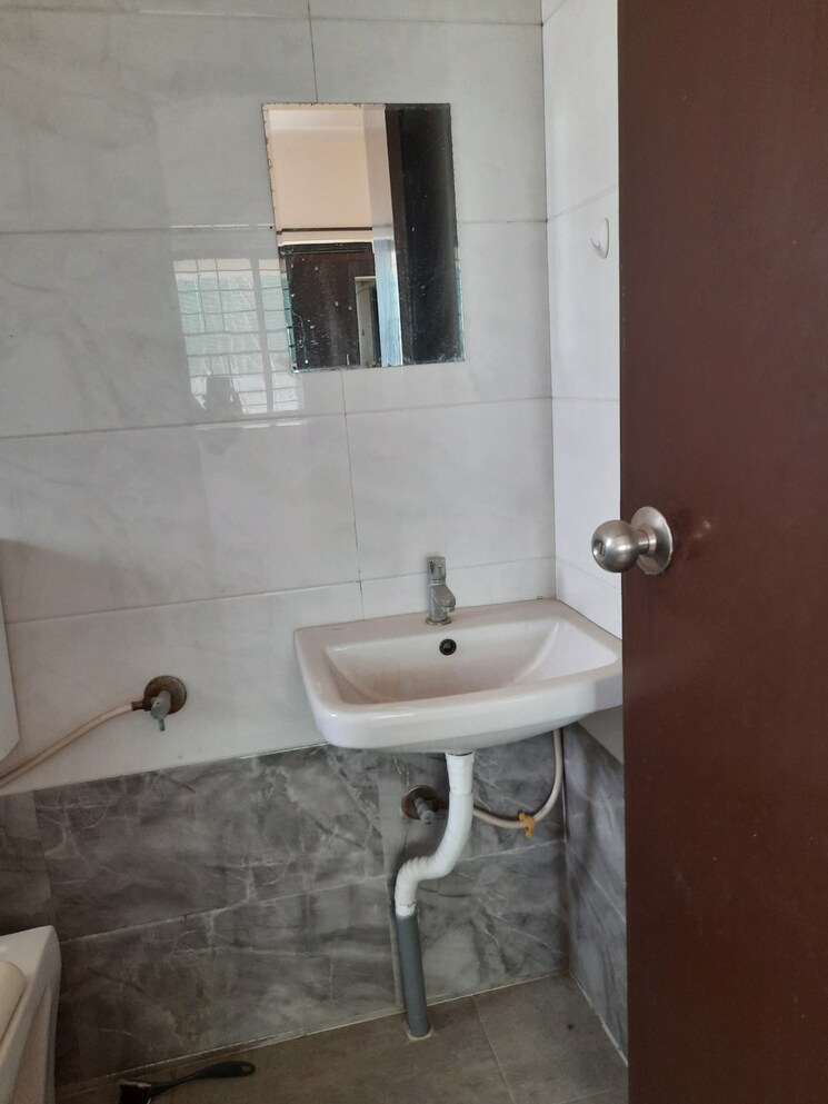 Bathroom, riswadkar-prestige-panorama 3 Bedroom 1300 Sq.Ft. Apartment In Mundhwa Pune 8982385