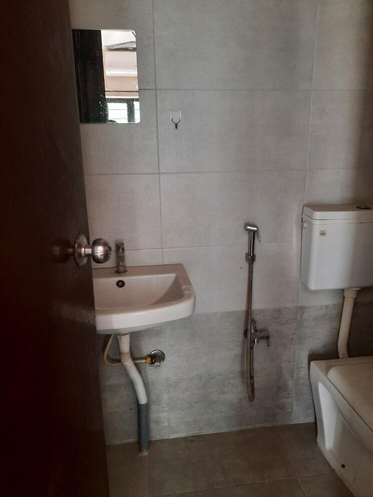 Bathroom, riswadkar-prestige-panorama 3 Bedroom 1300 Sq.Ft. Apartment In Mundhwa Pune 8982385