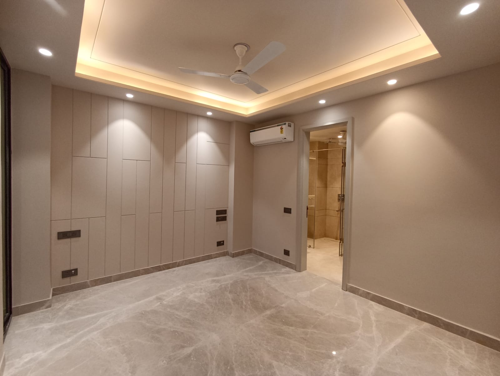 5 BHK + Pooja Room,Servant Room,Study Room,Extra Room Penthouse For Rent in DLF Queens Court