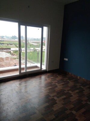 Room in 3 BHK Apartment at Gomti Nagar – for Sale