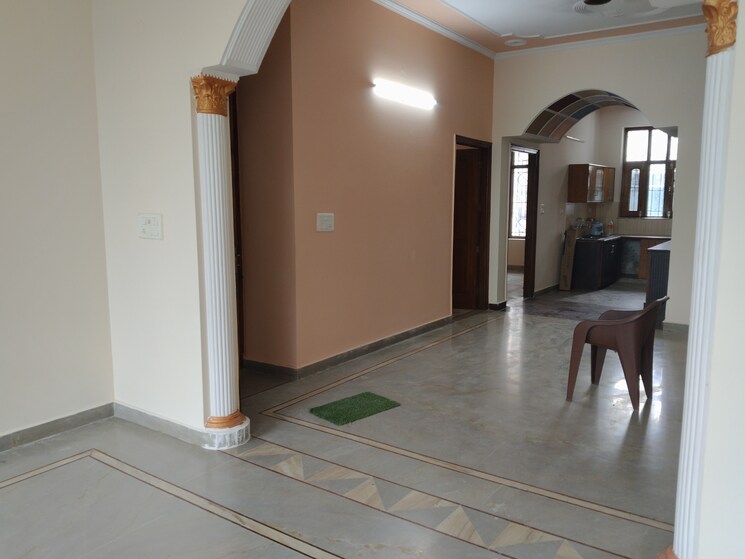 Room, sector 21d 3 Bedroom 250 Sq.Yd. Builder Floor In Sector 21d Faridabad 8982403
