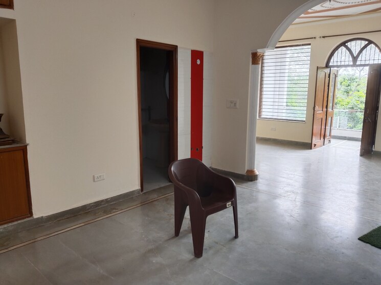 Room, sector 21d 3 Bedroom 250 Sq.Yd. Builder Floor In Sector 21d Faridabad 8982403