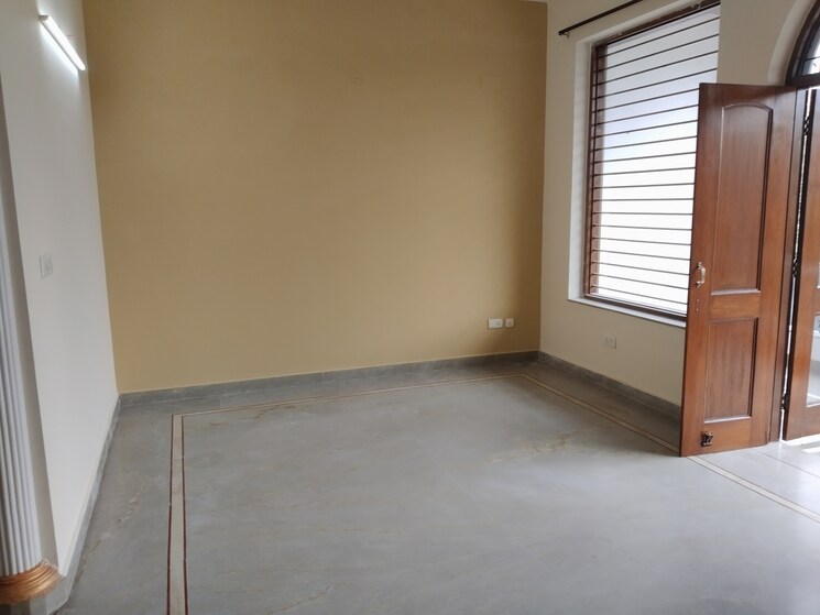 Room, sector 21d 3 Bedroom 250 Sq.Yd. Builder Floor In Sector 21d Faridabad 8982403