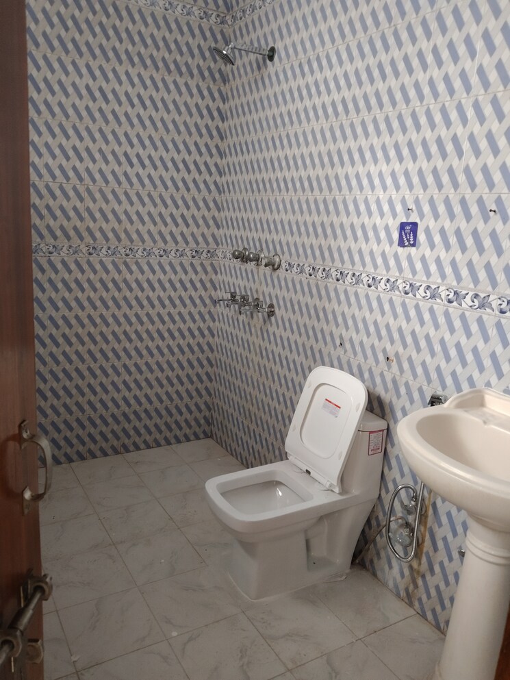 Bathroom, sector 21d 3 Bedroom 250 Sq.Yd. Builder Floor In Sector 21d Faridabad 8982403