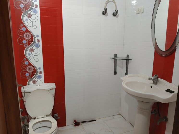 Bathroom, sector 21d 3 Bedroom 250 Sq.Yd. Builder Floor In Sector 21d Faridabad 8982403