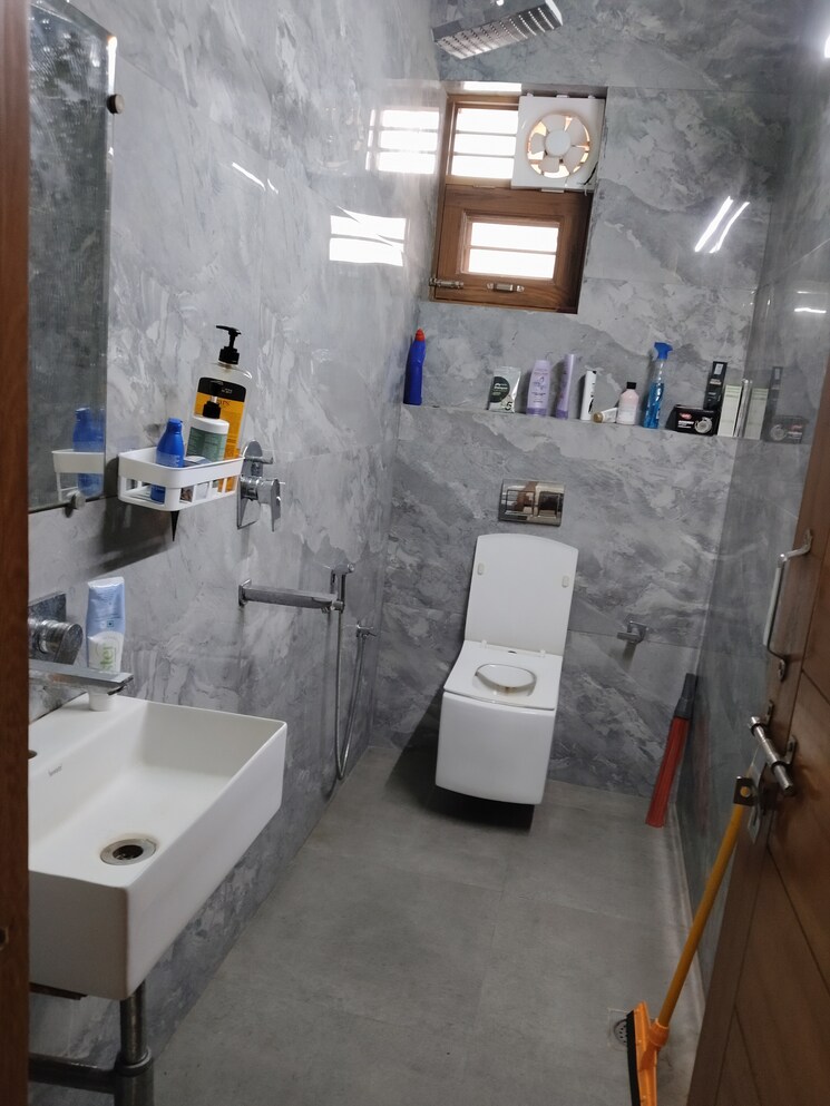 Bathroom, sector 21d 3 Bedroom 200 Sq.Yd. Builder Floor In Sector 21d Faridabad 8982415