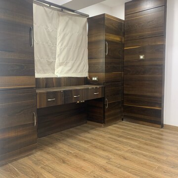 Room in 4 BHK Apartment at Borivali West – for Sale