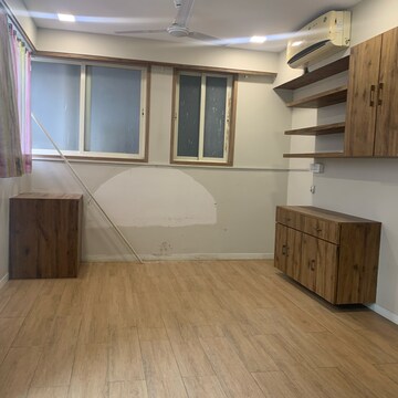 Room in 4 BHK Apartment at Borivali West – for Sale