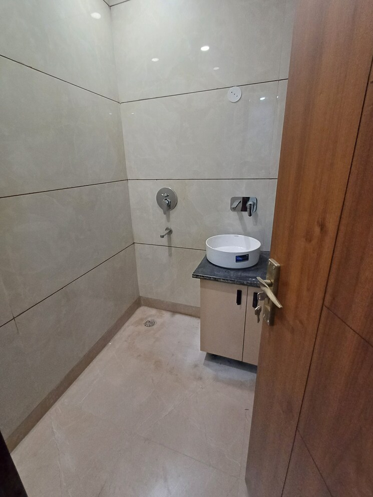 Bathroom, ramesh nagar 2.5 Bedroom 927 Sq.Ft. Builder Floor In Ramesh Nagar Delhi 8982507