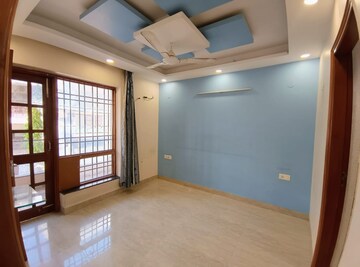 Room in 3 BHK Builder Floor at RWA Residential Society Sector 46, Sector 46 – for Rent