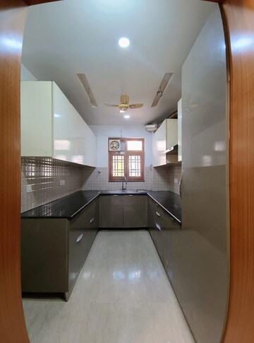Building Lobby in 3 BHK Builder Floor at RWA Residential Society Sector 46, Sector 46 – for Rent