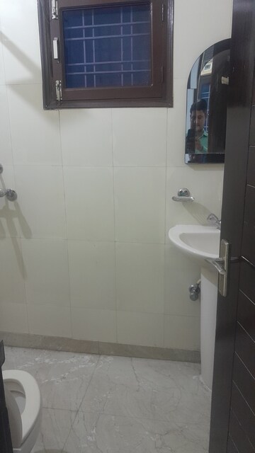 Bathroom in 3 BHK Builder Floor at SS Mayfield Gardens, Sector 51 – for Rent