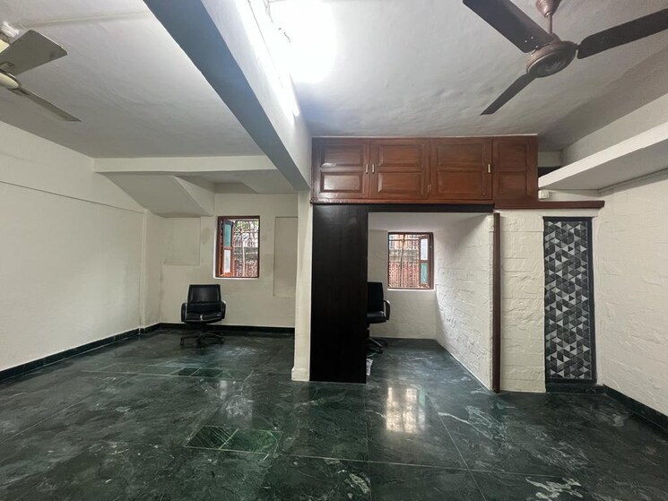  Parking, kaliandas-udyog-bhavan Commercial Office Space 400 Sq.Ft. In Prabhadevi Mumbai 8982974