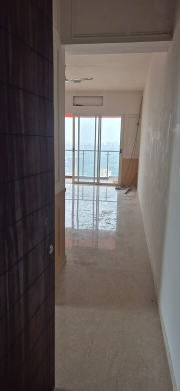 Room in 2 BHK Apartment at JP Decks, Goregaon East – for Rent