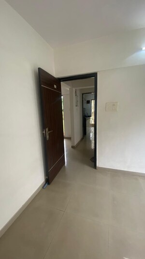 Room in 2 BHK Apartment at Shanti Apartments Kandivali West, Kandivali West – for Sale