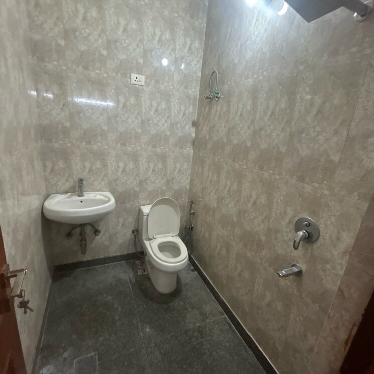 Bathroom, kotla mubarakpur 2 Bedroom 1000 Sq.Ft. Builder Floor In Kotla Mubarakpur Delhi 8983081