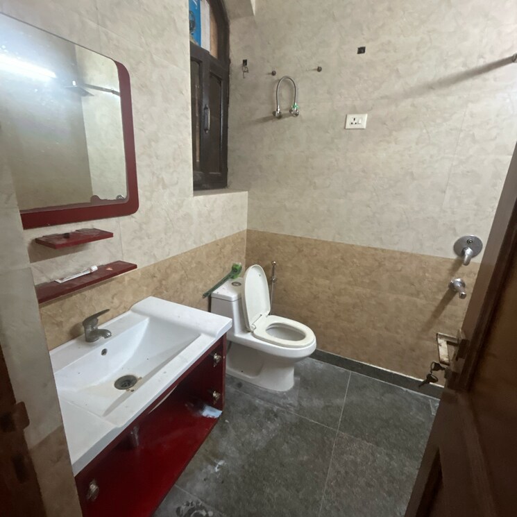 Bathroom, kotla mubarakpur 2 Bedroom 1000 Sq.Ft. Builder Floor In Kotla Mubarakpur Delhi 8983081
