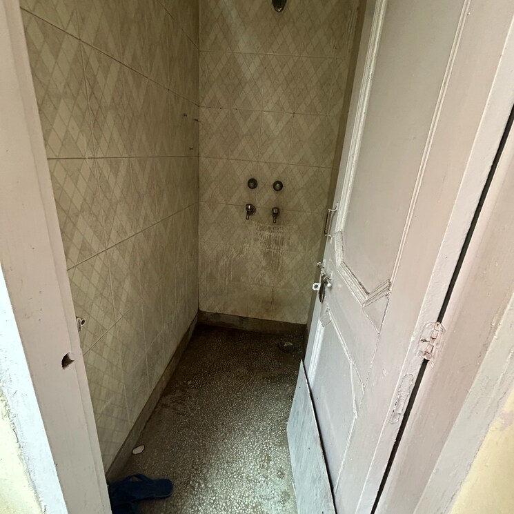 Bathroom, kotla mubarakpur 2 Bedroom 700 Sq.Ft. Builder Floor In Kotla Mubarakpur Delhi 8983113