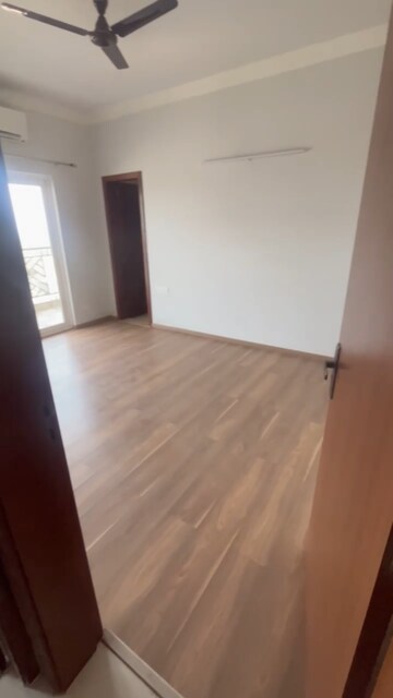 Room in 3 BHK Apartment at Central Park Flower Valley Aqua Front Towers, Sohna Sector 33 – for Rent