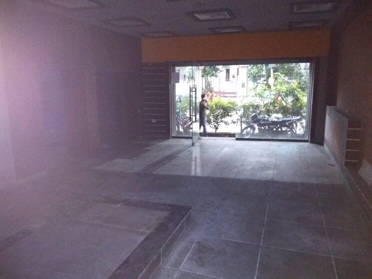 Room, park street Commercial Showroom 1350 Sq.Ft. In Park Street Kolkata 8983333