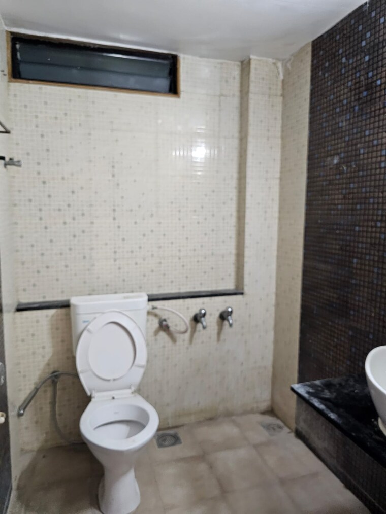 Bathroom, chandkheda 3.5 Bedroom 325 Sq.Yd. Apartment In Chandkheda Ahmedabad 8983372