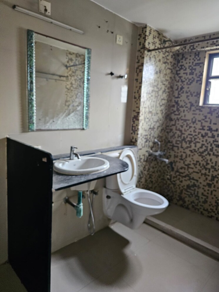 Attached Bathroom, chandkheda 3.5 Bedroom 325 Sq.Yd. Apartment In Chandkheda Ahmedabad 8983372