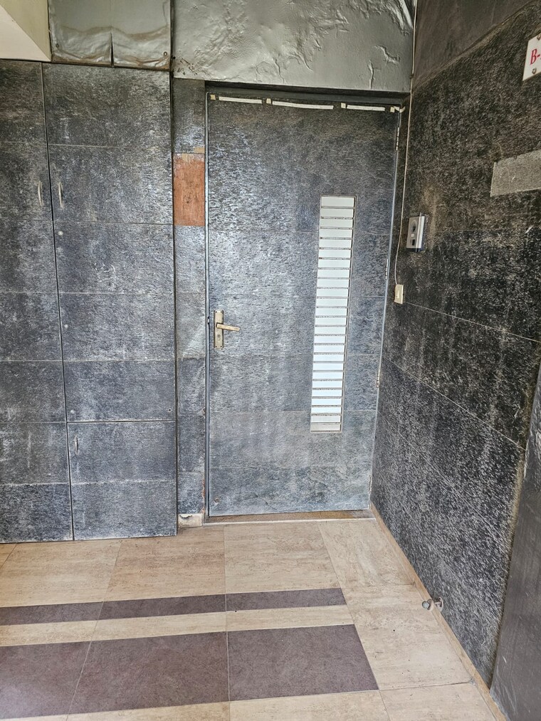 Bathroom, chandkheda 3.5 Bedroom 325 Sq.Yd. Apartment In Chandkheda Ahmedabad 8983372
